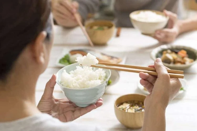 Ăn cơm nguội có tốt không?