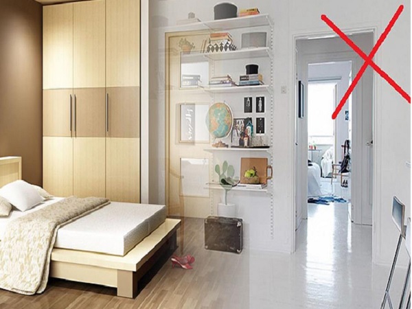 Phong thủy đặt bàn trang điểm có gương trong phòng ngủ nên tránh đặt gương chiếu vào cửa phòng