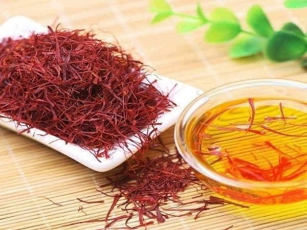 Ai không nên uống nhụy hoa nghệ tây