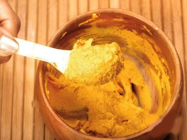 Cách sử dụng mặt nạ trứng gà nghệ cho phụ nữ sau sinh