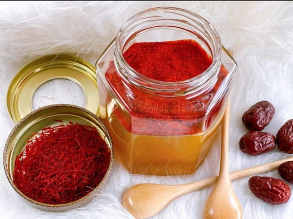 Cách ngâm nhụy hoa nghệ tây với mật ong