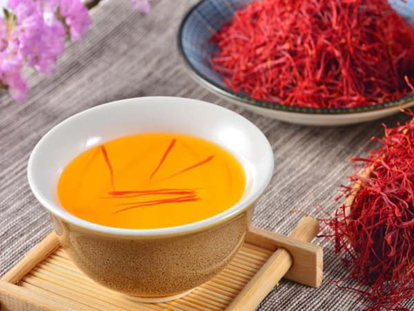 Pha trà Saffron