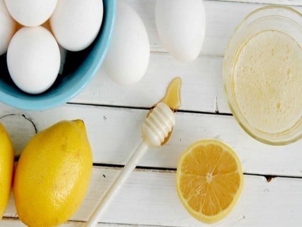 Mặt nạ lòng trắng trứng gà, mật ong và chanh