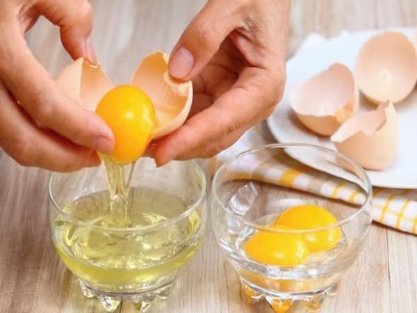Nên đắp lòng đỏ hay lòng trắng trứng gà