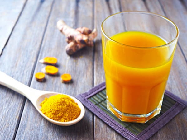 Tinh bột nghệ pha với nước ấm