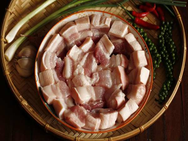 Nguyên liệu chuẩn bị để nấu thịt kho tiêu
