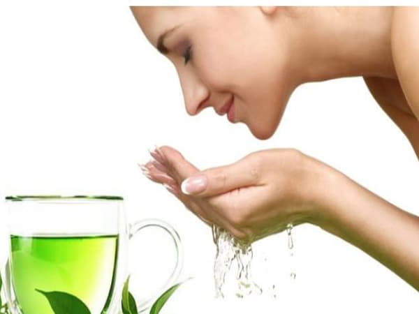 Rửa mặt với nước chè xanh – Làm sạch sâu, giảm dầu thừa