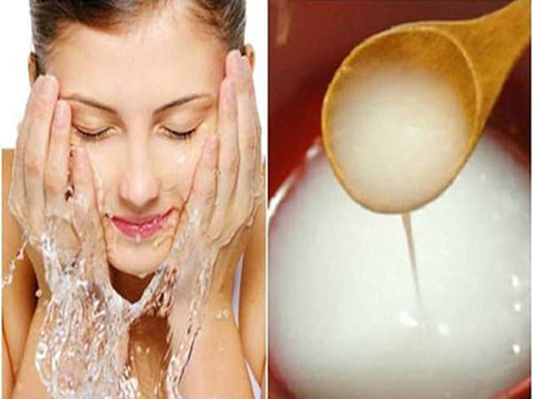 Dùng nước vo gạo tẩy tế bào chết dịu nhẹ