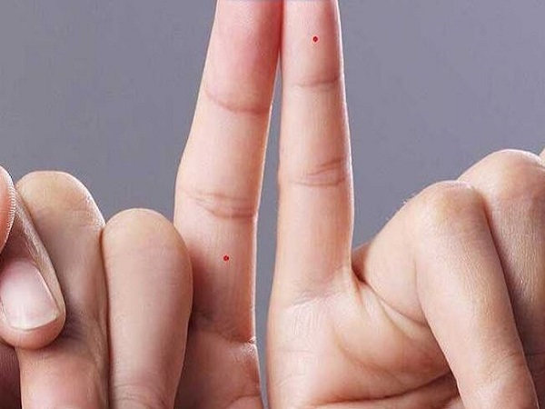 So sánh ý nghĩa mụn ruồi ở ngón tay út bên phải và bên trái